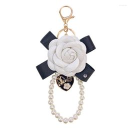 Keychains Luxury Jewellery Pearl Camellia Keychain Pendant Bag Decoration Chain For Woman