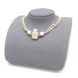 23ss woman designer necklace fashion Classic Sexy Clavicle Chain Pendant Necklace Letter logo Chain stitching number 5 Perfume bottle Pearl necklace Pendants a1