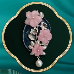 Pins Brooches Fashionable retro flower pearl brooch suitable for women Elegant elegant classic badge bra coat lapel pin buckle G220523