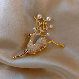 Luxury Fashion Zircon Christmas Deer Snowflake Brooch for Women Pins Shine Pearl Elk Party Wedding Coat Dress Scarf Jewelry Gift