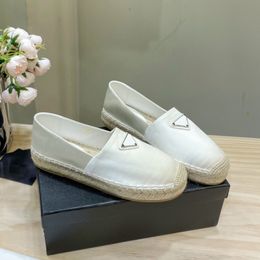 Triângulo Placa Cetin Slip em Sapatos de alpargelas Jute Jute Solk Spring Silk Flats Shoe Shoe de designers de luxo para mulheres calçadas casuais de luxo com caixa