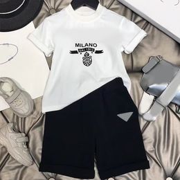 Luxuriöse Designer-Kleidungssets für Kinder. Weiße Shorts mit durchgehenden Buchstaben, T-Shirt-Set, modische italienische Modemarke, Sommer-Kinderschätze und Mädchen-Baumwoll-Zweiteiler