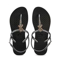 Sandals New Rhinestone Gecko Non slip Sandals Womens Fashion Trend Wearing Herringbone Beach Shoes Flat Roman Flip Flops 230417