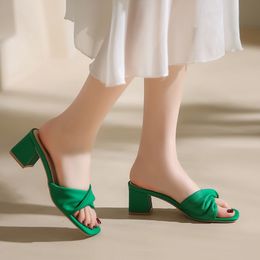 2023 Designer-Sandalen für Damen im Freien, quadratische Zehen, hoher Absatz, kastanienbraune Damenabsätze, Mädchen-Hausschuhe, Größe 35–42