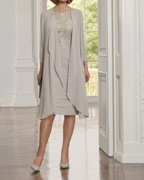 Chic Light Grey mother of the bride dresses Outfits Bateau Neck Lace Top Knee Length Mother Dresses with jacket