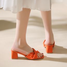2023 Designer-Sandalen für Damen im Freien, quadratische Zehen, hohe Absätze, graue Damen-Absätze, Mädchen-Hausschuhe, Größe 35–42