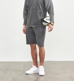 Issey Pleat Man Casual Issey Pleated Short Loose Wide Leg Shorts Miyake Short Men's Straight Tube Drop Feeling Shorts Harajuku Men's Folding Pants 972