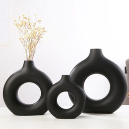 Vases Nordic Ceramic Circular Hollow Vase Donuts Flower Pot Home Living Room Decoration Accessories Office Desktop Interior Gift Decor 230525