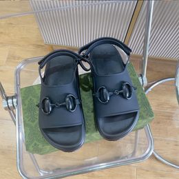 Damen-Sandalen mit Hufeisenschnalle und dicker Sohle, Schaumstoffläufer, Strandsandalen, Plattformen, Luxus-Designer-Schuhfabrik mit Box. Kostenlose Lieferung