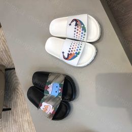 23SS Erkek Kız Sandalet Çocuk Tasarımcı Ayakkabıları Çocuk Ayakkabı Marka Yaz Düz Alt Renkli Yıldız Logo Baskı Terlik Sandalet Boyutu 26-35 Büyük Çocuk Ayakkabı