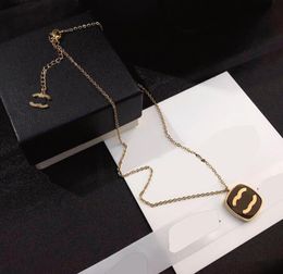 Mujeres famosas Marca Carta Diseñador Colgante Collar Lujo 18K Chapado en oro Collar de acero inoxidable Geometría Cadena clavicular cuadrada Accesorios de joyería para mujer