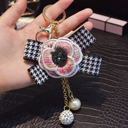 Keychains Luxury Pearl Sparkling Tassel Black Pink Plush Car Tea Flower Bag Keychain Keyring G230525