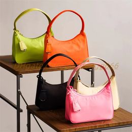 Kadın Lüksleri Tasarımcılar HOBO koltuk altı çantası kadın Çapraz vücut Çantaları naylon tote moda Omuz çantaları Üçgen işareti çanta değiştirme çantası Debriyaj Çantalar Kart çantası