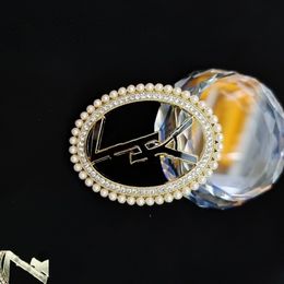 Ylogo Luxury Brand Women Designer Brooches Pins Embossed Stamp Badge Pearl Brooch Designer Jewelry Gift Flip Collar Pins Unisex Versatile Dress Pins Vintage