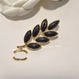 Designer Broochs For Women Men Pins Brooches Jewerly Brooches Luxury Brand Brooch Retro Gold Charming Leaf Shape Dress Pins Accessories
