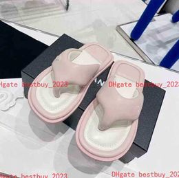 2024 New Luxury Brand Flat Sandals Summer Fashion Slippers Comfortable Non-slip Flip-flops Rubber Sole Ladies Beach Shoes Famous Designer Women