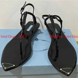 2024 Sandalen Schwarz Metall Strand Sandalen Berühmte Luxus Designer Sandalen Frauen Flache Sandale Hohe Qualität Mode Vielseitig Größe 35-41