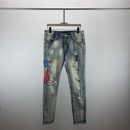 Nuovi jeans da uomo di design Pantaloni skinny Jeans casual di lusso Moda uomo Pantaloni strappati strappati sottili da motociclista Moto Biker Denim Hip Hop Q10