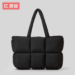 2023 New Soft Down Handbag Women's Cotton Coat Bag Filled with Cotton Tote Bag Space Cotton Bag Fashion One Shoulder Warmth 230527