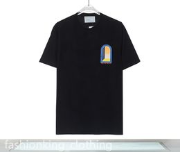 Tshirts Kith Tee Tasarımcı T Shirt Grafik Tee Mens T Shirt Tasarımcı Giysileri Sıradan Yuvarlak Boyun Göğüs Gömülü Lüks Giyim Sokak Şortlu Kılıf Giysileri Plus Erkekler