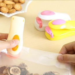 Kitchen Tools Household Mini Sealing Machine Travel Food Plastic Bag Hand Pressure Sealing Machine Portable Heat Sealer Q130