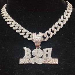 Männer Frauen Hip Hop Born To Hustle Anhänger Halskette mit 13mm kubanischen Kristallkette HipHop B2H Halsketten Buchstaben Charm Schmuck Geschenke 230527