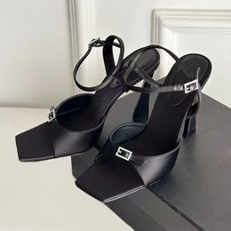 Schlanke Sandalen mit hohen Absätzen, Satin-Knöchelband, violette Abendschuhe, schmales Wortband, 10,5 cm, Luxus-Designer-Schuhe mit hohen Absätzen für Damen, Originalverpackung, Transport