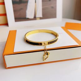 Top Bracelet gold bracelet for women Luxury men Bracelet Designer Generous display of temperament Bracelet Fashion Jewelry Gift Holiday Birthday Gift 4ZI8