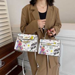 2023 New Little Bear Graffiti Bag Womens Fashion Versatile Small Print One Shoulder Oblique Straddle Handbag 230529