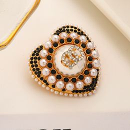 Stainless Steel Luxurys Desinger Brooch Women Rhinestone Pearl Letter Suit Pin Decoration High Quality Fashion Jewelry Clothing Accessories ZG2380