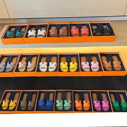 Sandálias de chinelo de designer feminino verão clássico couro moda sapatos femininos chinelo de luxo praia chinelos de salto plano com caixa eur tamanho 34-42 quente