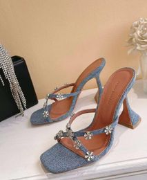 Amina Muaddi sandaletler katırlar ayakkabı kadınlar Saten yüksek topuk ayakkabı elbise ayakkabı kadınlarının gerçek ipek kristal süslenmiş kayış terlikleri rhinestone topuk lüks