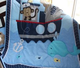 Conjunto de roupas de cama de bebê de vela azul 7pcs Bedding Bedding Conjunto para Baby Berkding Conjunto de Berço Berço Berço Bordado Ruffle Bordado Macaco El5365041