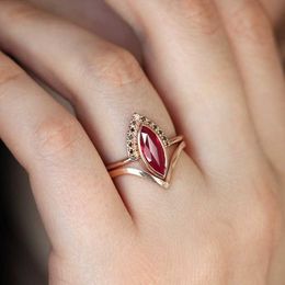 Band Rings Fashion Rhombus Red Zircon Stones Rose Gold Colours Rings for Women Classic Metal Marquise Bridal Wedding Rings Set Jewellery AA230530