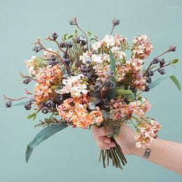 Decorative Flowers Vintage Small Bouquet Daisy Artificial Eucalyptus Fruit Bunch For Home Decoration Wedding Bridal Po Props