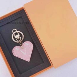 Designer Brand Keychain Key Chain Men Luxury Heart-shaped Car Keyring Women Fashion Bee Buckle Keychains Handmade Leather Bags Pen251T