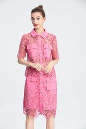 Conjunto de renda feminina 2023 primavera/verão nova moda rendas conjunto de duas peças premium rosa topo envolto hip meia saia artesanal botão de tijolo