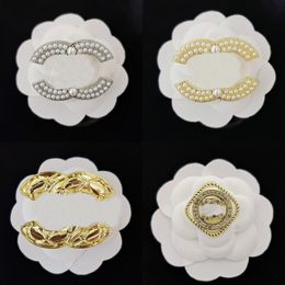 Marka Tasarımcı Mektupları Broş Moda Ünlü C Çift Mektup Broşlar Crystal İnci Cazibesi Lüks Çiftler Bireysellik Rhinestone takım elbise pimi mücevher aksesuarları