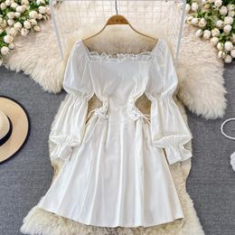 Lässige Kleider 2023 Herbst Französisch Sanfter Stil Slash Neck Weißes Kleid Mädchen Schnürung Taille Dünne mittlere Länge Fee