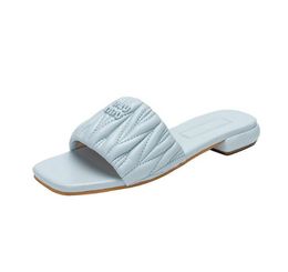 Pantofole con scivolo di design di lusso Sandali estivi Infradito piatte da spiaggia per donna Scarpe da donna classiche in pelle da donna