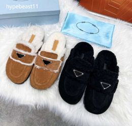 Designer Woman Slippers Fashion Luxury Warm Memory Foam Suede Plush Shearling Lined Slip on Indoor Outdoor Clog Fashion Shoes