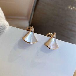 V gold material stud earring with fan shape shell and diamond in white color women party engagement jewelry PS3730328n