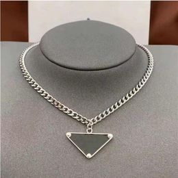 2022 Womens Mens Luxury Designer Necklace Chain Fashion Jewellery Black White P Triangle Pendant Design Party Silver Necklaces Names2225