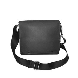 Mens Designers DISTRICT Medium Messenger Bags Modern Leather Outdoor Magnetic closure Crossbody Bag Man Grace Storage pouch Handba223a