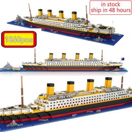 Christmas Toy Supplies 1860pcs RMS Titanic Model Large Cruise Ship/Boat 3D Micro Building Blocks Bricks Collection DIY Toys for Children Christmas Gift 231129