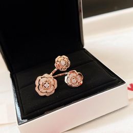 CH Ring Camellia Najwyższa jakość luksusowa diament 18K Gold For Woman Classic Style Design Oficjalne reprodukcje Band226J