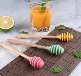 100pcs Wooden Handle Honey Silicone Tools Honey Spoon Drizzle Stick Honeys Mixing Stirrer Dip Spiral Server Kitchen Gadget Tool 4 Colours SN897