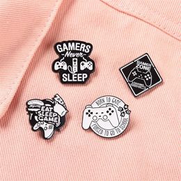 Black White Letter Gamepad Shape Brooches Unisex Alloy Enamel Geometric Lapel Pins For Game Enthusiast Party Clothes Badge Accesso3360