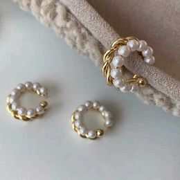 Stud New Korean gold double circular twisted pearl earrings with vintage geometric circular cuffs fake perforated pearl clip earrings J240513