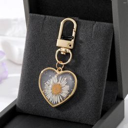 Keychains Heart Clear Real Dried Flower Resin Daisy Petal Pendant Metal Key Chain Rotationable Clasp Keyring Holder Party Gift Jewelry